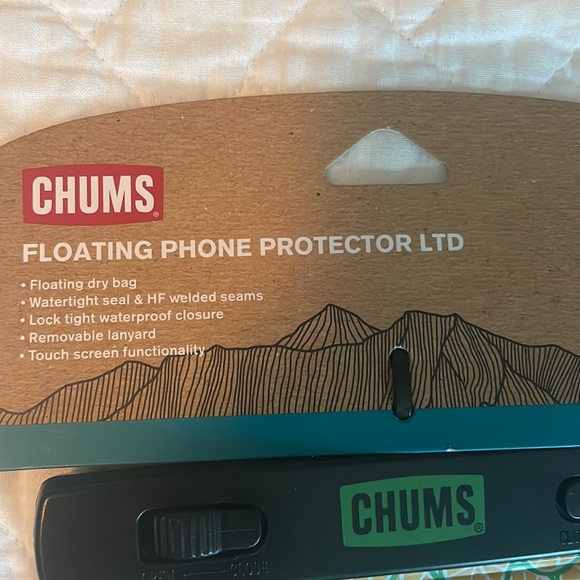 NWT Chums Floating Phone Protector - Picture 2 of 5